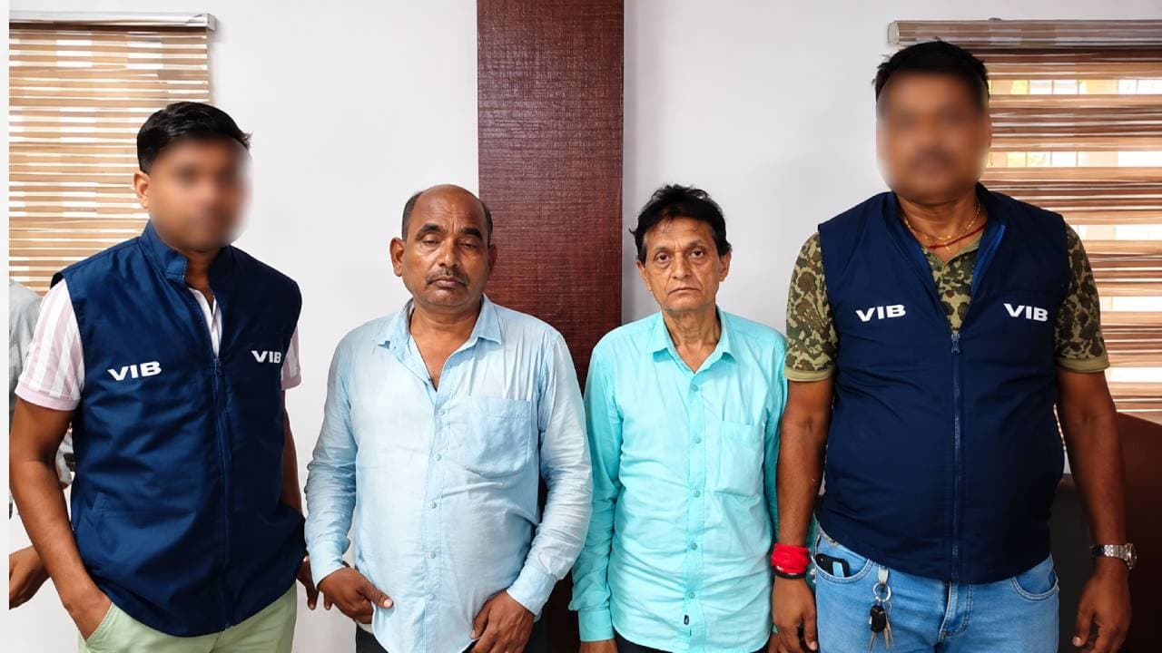 नाली-पीसीसी सड़क के बिल पर ‘रिश्वत का खेल’, बांका जिला परिषद कार्यालय से 1.26 लाख लेते दो गिरफ्तार