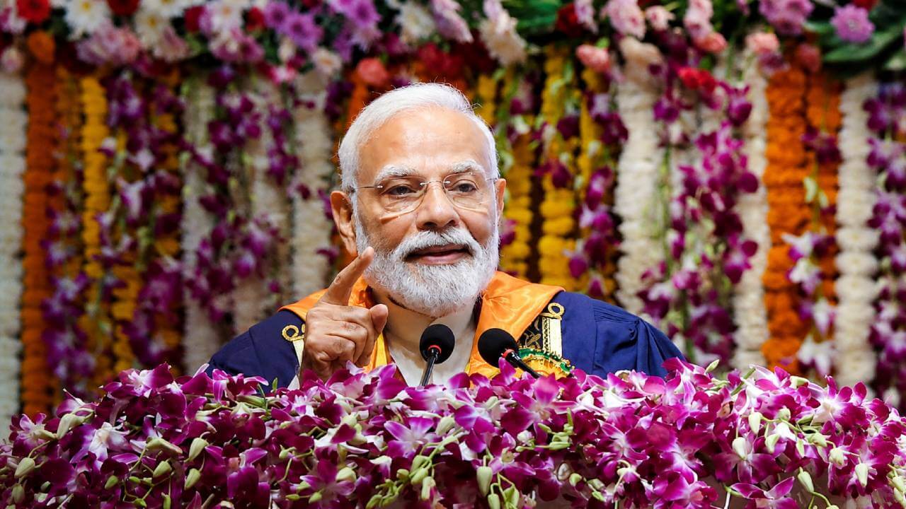 ‘जीवन के सबसे अहम सवाल सिलेबस से बाहर मिलेंगे’: मोदी 