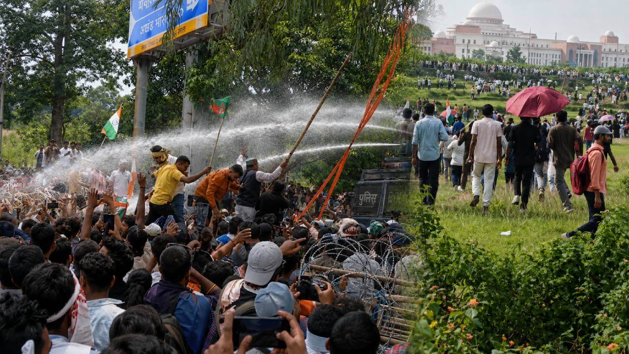 झारखंड छात्र आंदोलन में बवाल: विधानसभा मार्च पर लाठीचार्ज, वाटर कैनन और आंसू गैस के 6 गोले