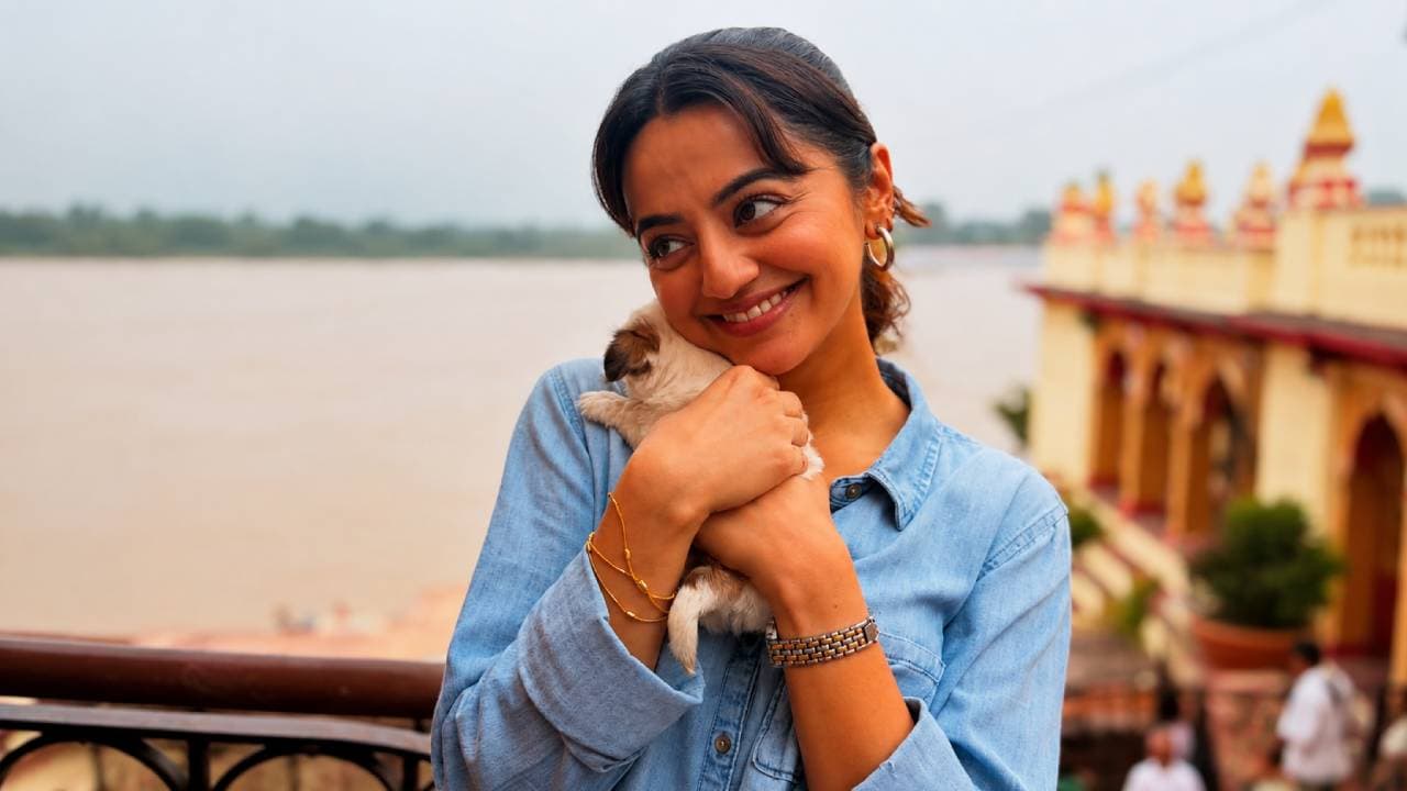 ‘गुल्लक’ फेम हेली शाह का नर्मदापुरम में दिखा सादगी भरा अंदाज, नर्मदा में लगाई डुबकी