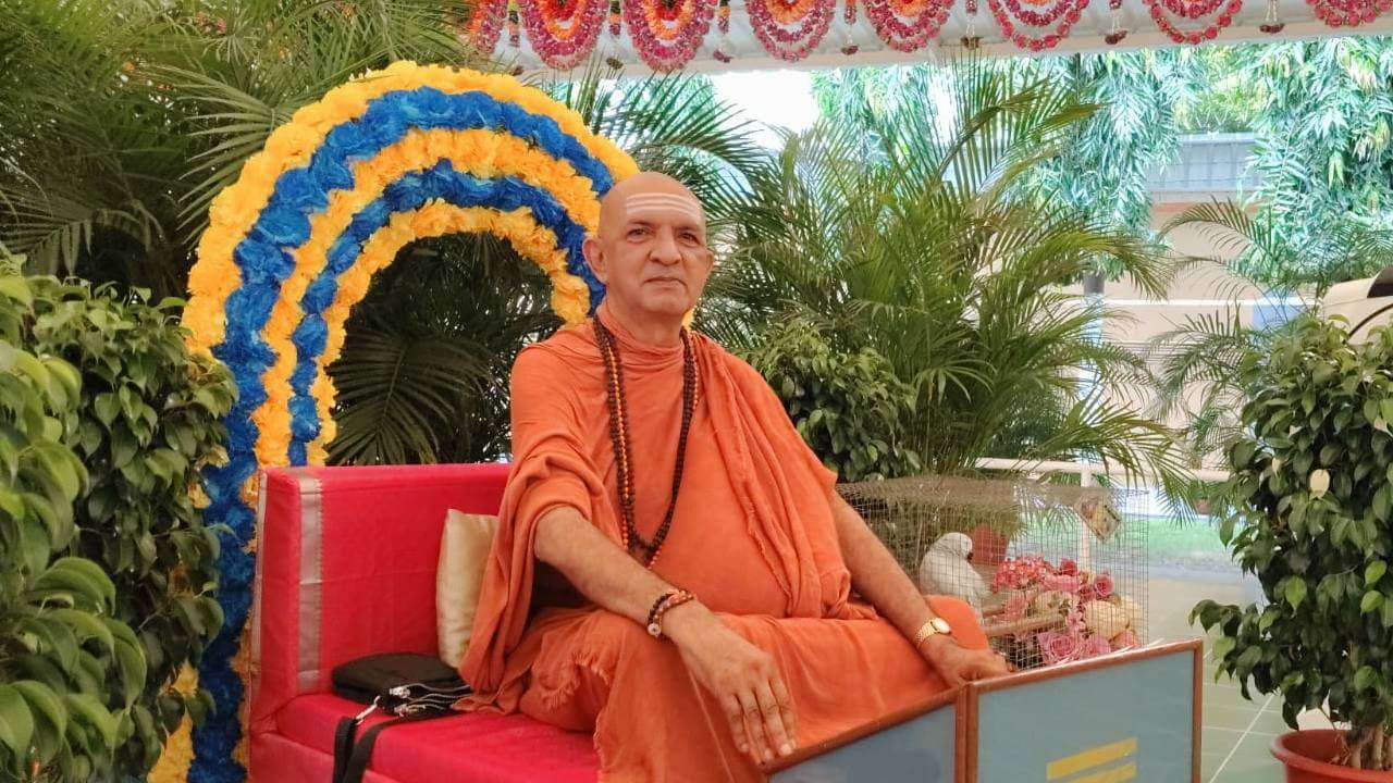 भावनाओं का ‘रिमोट कंट्रोल’ अपने हाथ में रखें, तभी खिलेगी सच्ची भक्ति: स्वामी निरंजनानंद