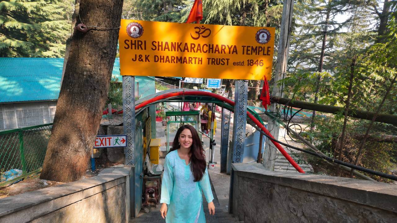 250 सीढ़ियां, कांपते कदम... लेकिन भगवान शिव के दर्शन ने बना दिया सफर यादगार, संदीपा धर की आध्यात्मिक कश्मीर यात्रा